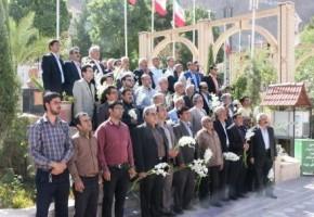 شهدا نه فقط زنده اند بلکه جامعه را زنده نگاه داشته اند