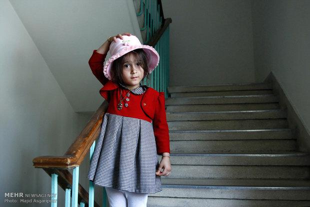 «کلاه صورتی» به «نهال» دختر شهید رسید +تصاویر