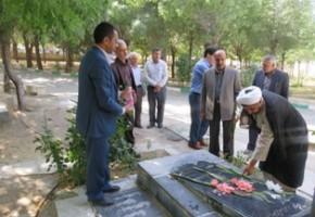 قبور مطهر شهداي شهرستان كميجان گلباران شد