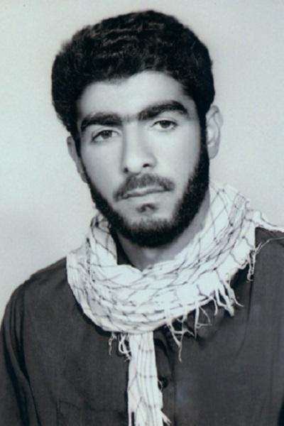 تاج گل در مقابل دسته گلی کوچک از طرف شهید
