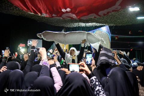 استخوان های سوخته شهید مجید قربانخانی در آغوش مادر