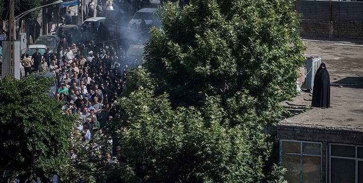 پیکر حاج حیدر پس از تشییع بر دستان مردم به خاک سپرده شد