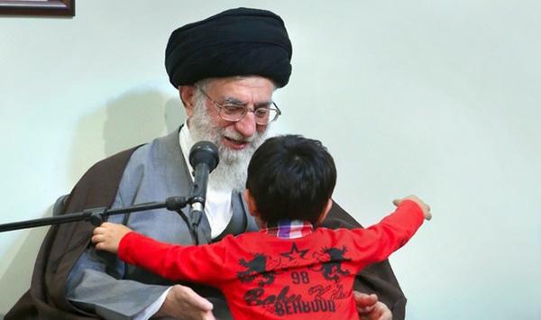 وقتی کودک ۳ ساله شهید مدافع حرم با شخص اول کشور کار دارد!