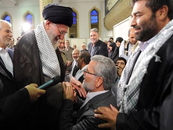 همدلی جانبازها با آقای جانباز/ میزبانی شانه‌های رهبر جانباز از اشکهای فرزندانش/ آقا گفتند این را به نماینده‌های مجلس بگویید