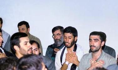 سینه زنی «آقا» در جمع رزمندگان