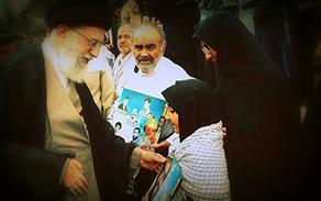 عکس توجه حضرت آقا به عکس شهید خلیلی